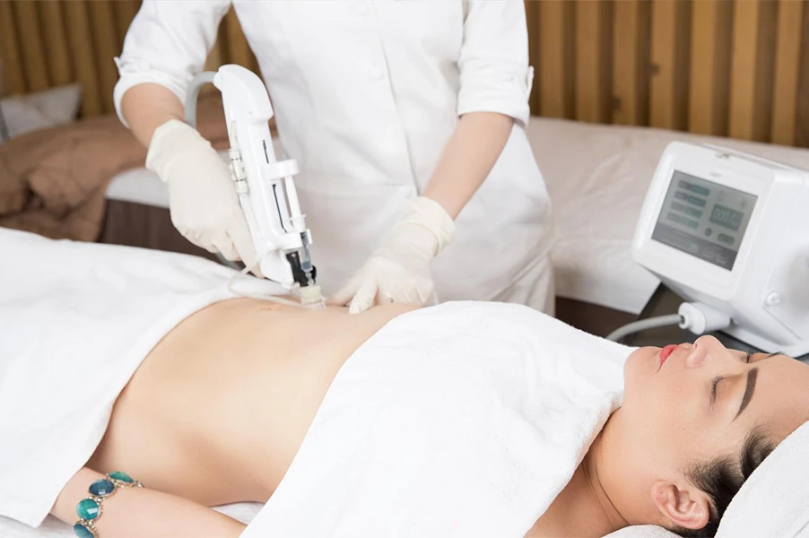 Kỹ thuật viên vận hành máy hóa lỏng mỡ EMS tại phòng khám
